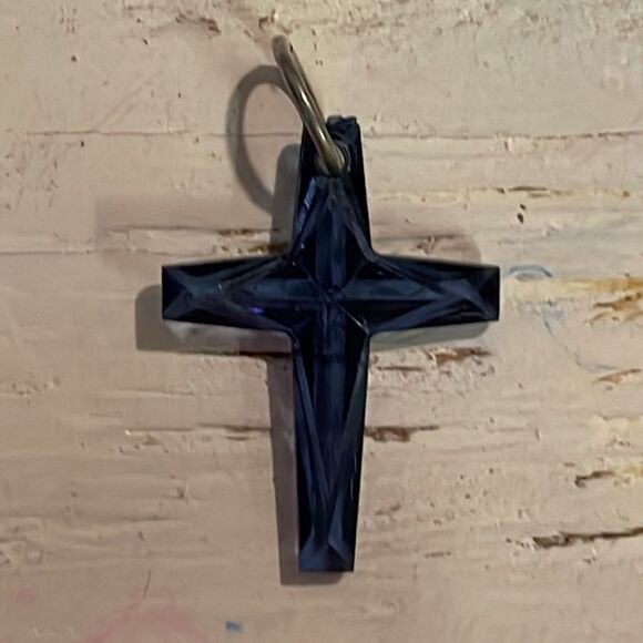 Vintage 1” 2-sided blue resin textured crucifix/cross charm/pendant w/jump hoop - Picture 3 of 8